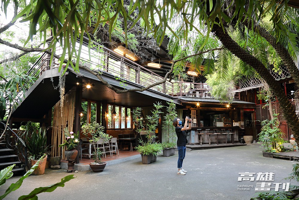 被植栽包圍，猶如古裝場景的中式典雅茶空間。(攝影/Carter)