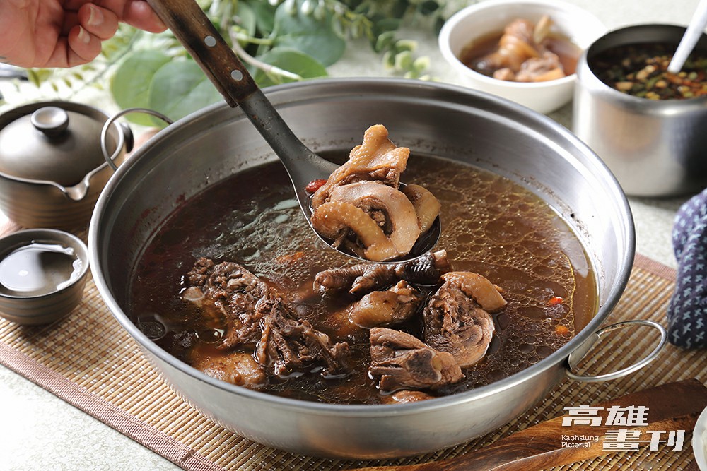 刺仔雞湯使用的雞肉是自家飼養的放山土雞，肉質Ｑ彈不柴。(攝影/Carter)