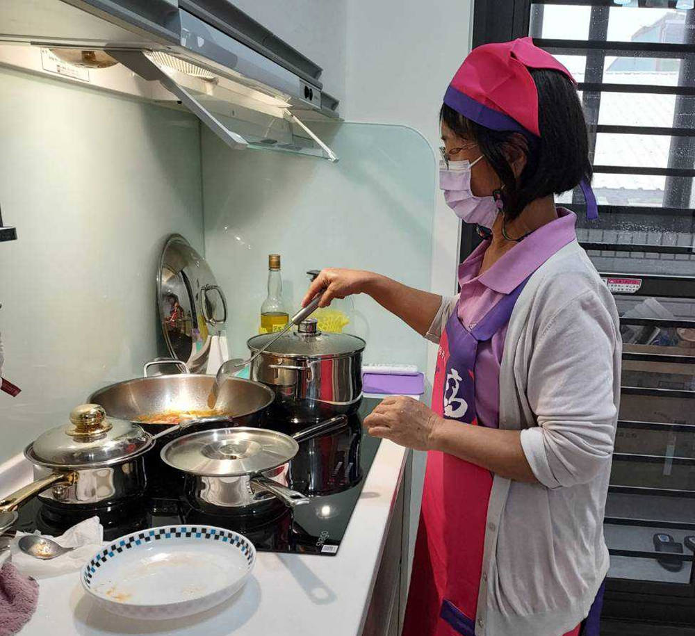 到府坐月子服務，除了協助媽媽照顧小寶寶、從事簡單家務外，服務員也會幫忙烹煮月子餐，讓媽媽在家安心調養身體。(圖片提供/高雄市政府社會局)