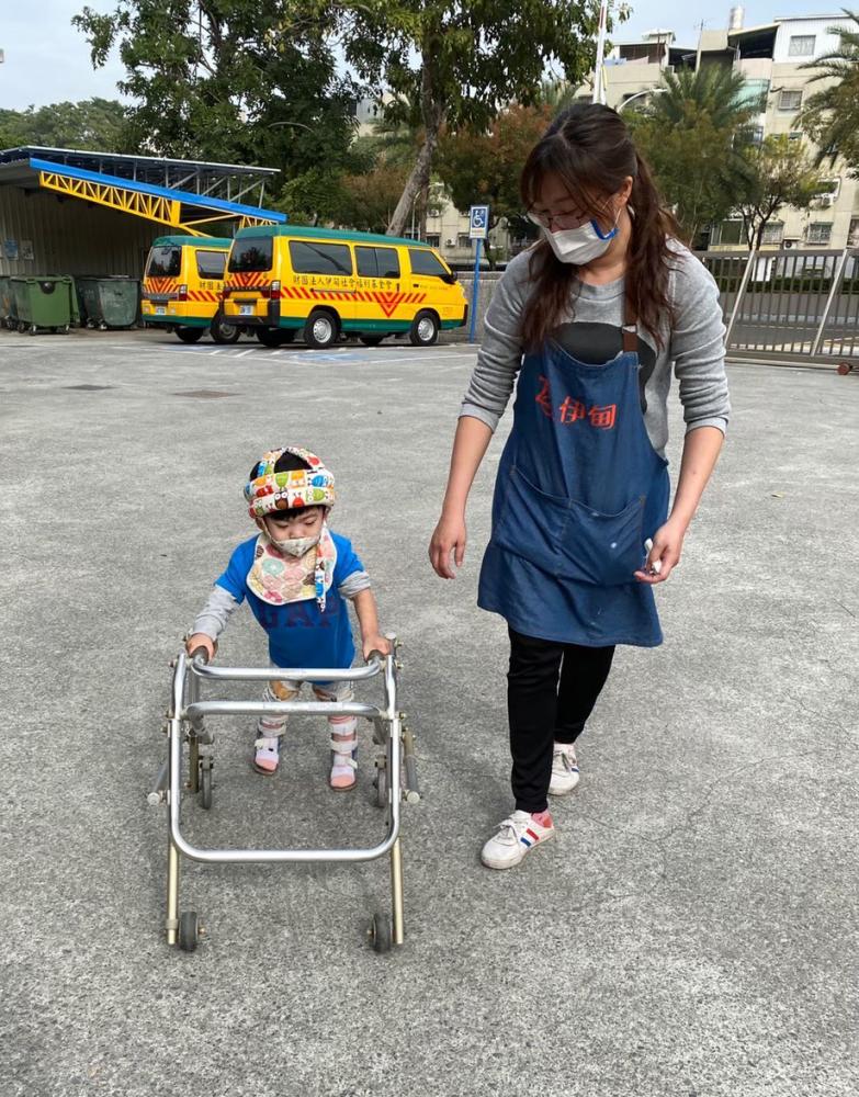 針對肢體發展障礙的孩子，步行訓練可改善肌肉張力，此外跪姿、坐姿、站立為主的各種專項訓練，可增強遲緩兒的姿勢和肢體平衡。(圖片提供/財團法人伊甸社會福利基金會)