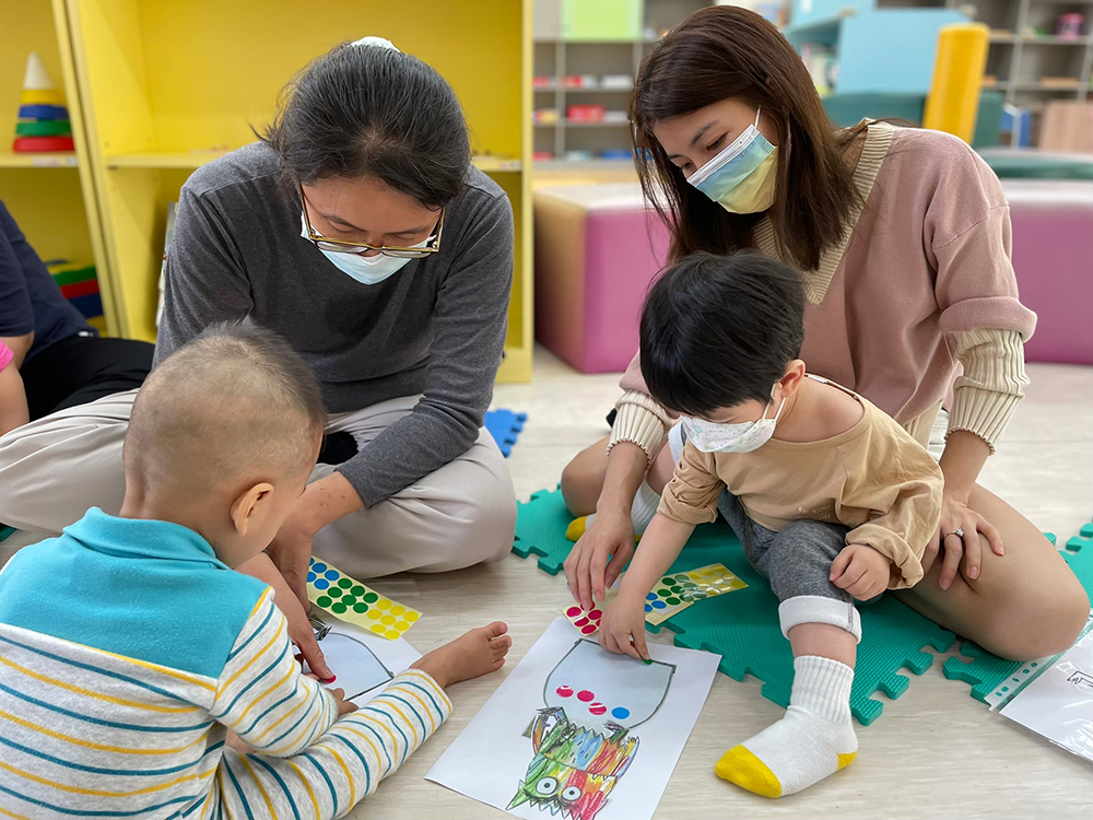 遲緩兒需要家庭的關懷與陪伴，早療中心的課程中，讓家長學習到如何幫助孩子，讓孩子多多練習成長。(圖片提供/財團法人伊甸社會福利基金會)