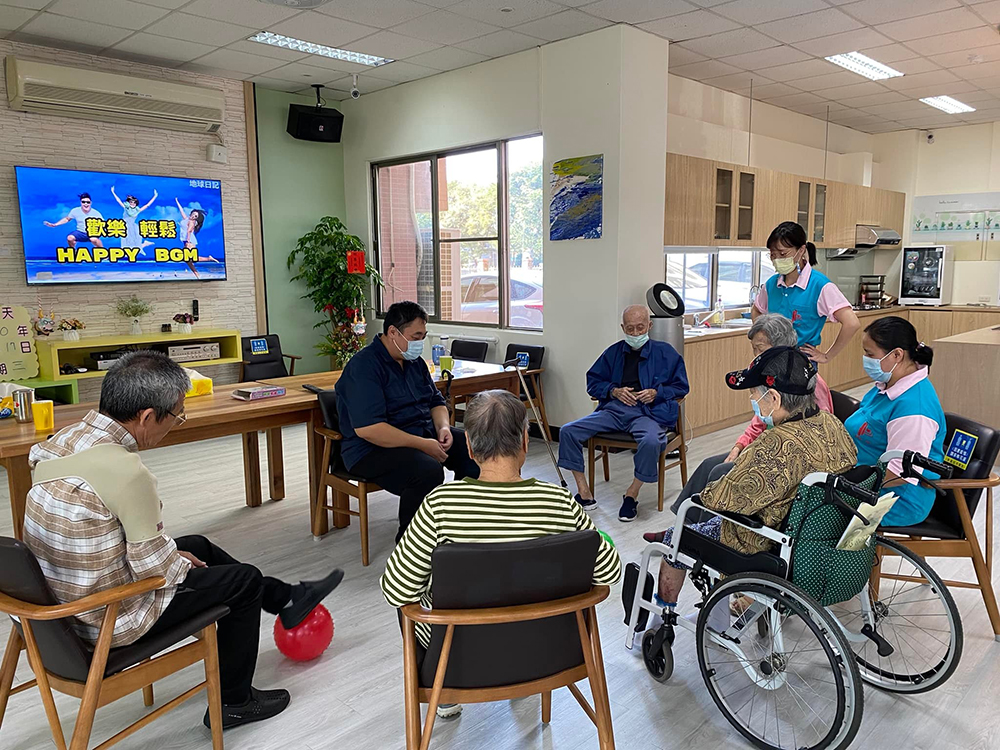 喘息服務在專業協助下，往往能讓照顧者與被照顧者獲得安心、滿意的回饋。(圖片提供/高市府衛生局長期照護中心)