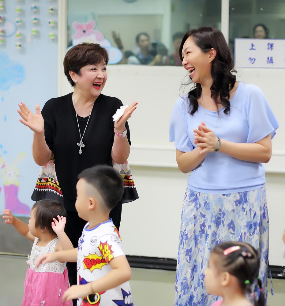 甄珍與高雄市長夫人李佳芬和孩子們同樂。