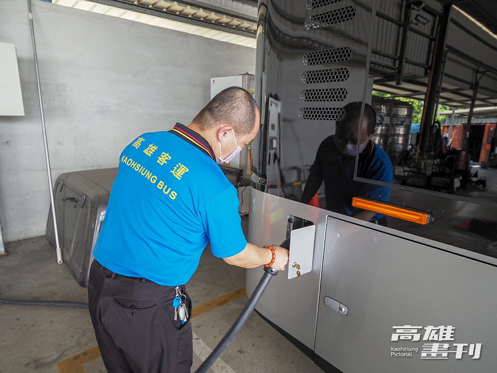 Model T電動公車的電池，只需要2小時，就能充飽80%電力，足以應付「24區間車」一日行車里程。(攝影/王亭云)