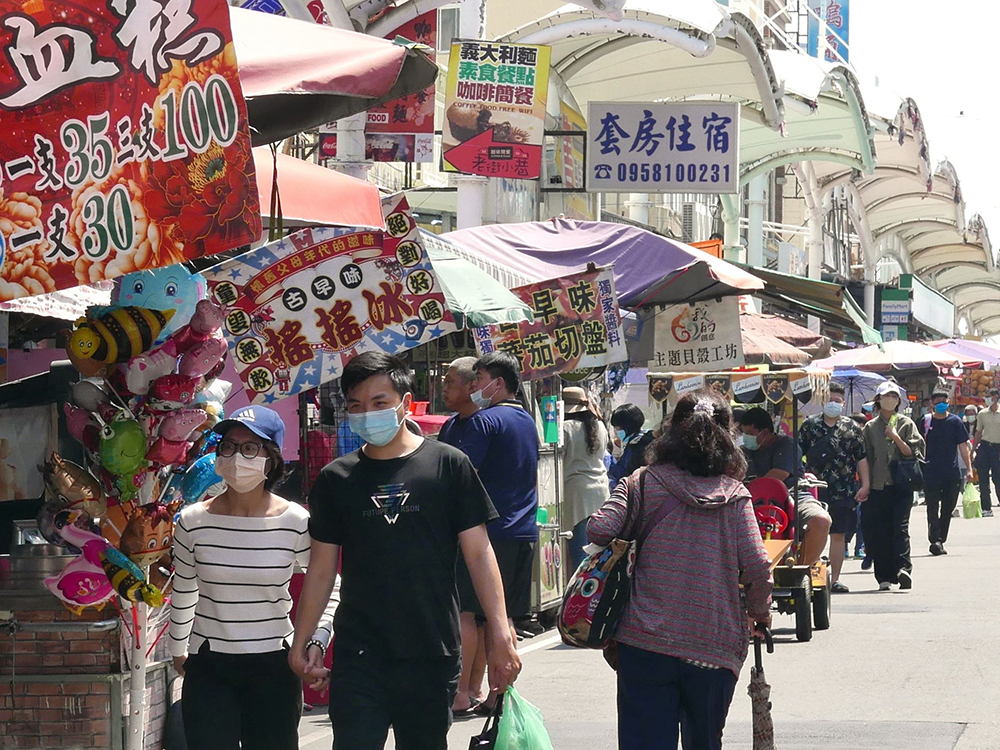 旗津大街人潮回籠，商圈買氣再現。（照片提供/高雄市政府經濟發展局）
