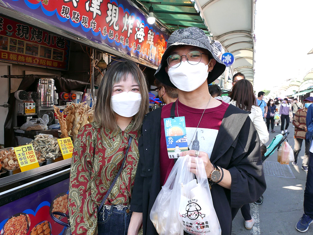 遊客們拿到旗津券後，開心在旗津消費。（照片提供/高雄市政府經濟發展局）