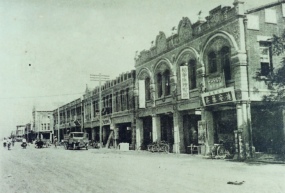 鹽埕以消費文化為基礎發展，1930年代到70年代從日治時期到美軍協防之間，上演著高雄版的《華燈初上》。(圖片提供/高雄市立歷史博物館)