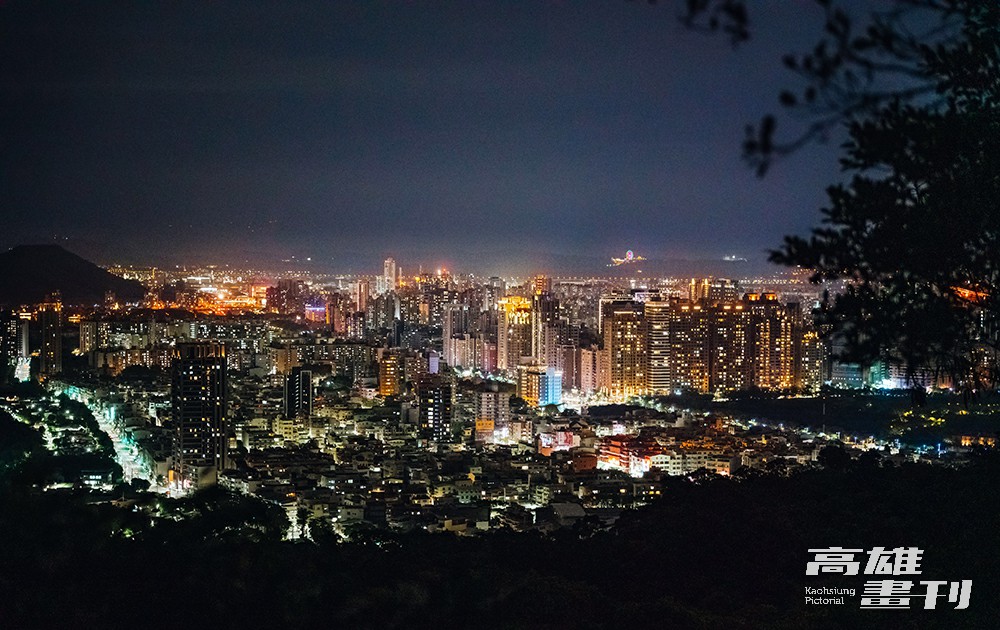 從壽山步道上的觀景台眺望高雄，滿城燈火閃爍，璀璨迷人。(攝影/張晉瑞)