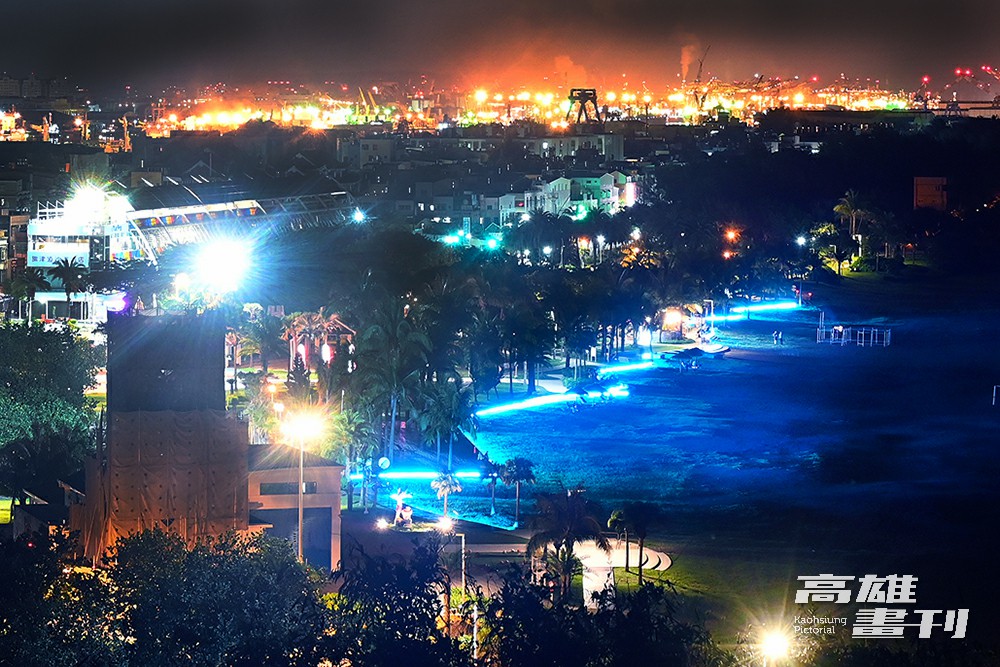 旗津海水浴場新設步道，夜色中獨特藍光映照沙灘，為旗津海濱披上浪漫色彩。(攝影/Carter)
