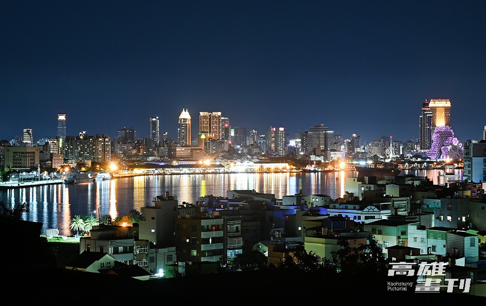走上旗後砲台以紅磚堆砌的頂層，能盡收高雄港夜景，是高雄熱門夜景觀賞點。(攝影/Carter)