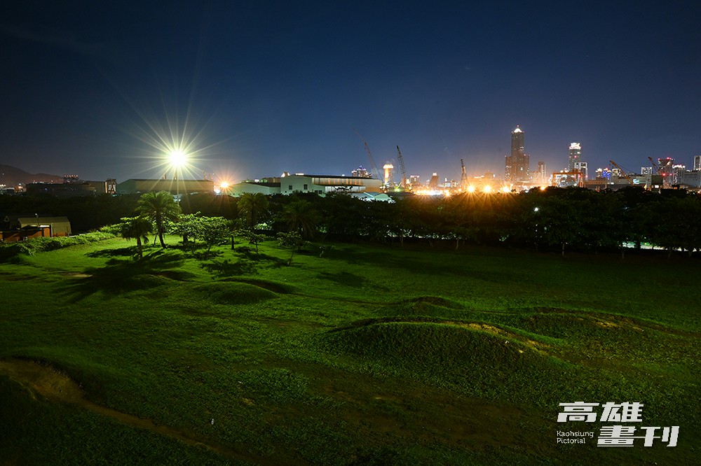旗津越野單車練習場位於風車公園旁，觀景台寬闊具開放感，是絕佳的觀星賞景地點。(攝影/Carter)