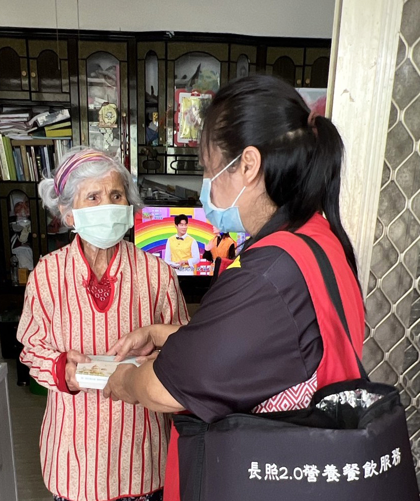 位於桃源區「嘎啦鳳部落文化健康站」在疫情期間暫停共食服務，改由照服員將餐點送到部落長輩家中。(圖片提供/高雄市桃源區嘎啦鳳文化健康站)