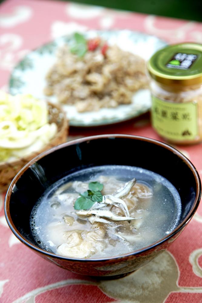 高麗菜乾煮湯，微酸帶脆的滋味很開胃。（攝影／曾信耀）
