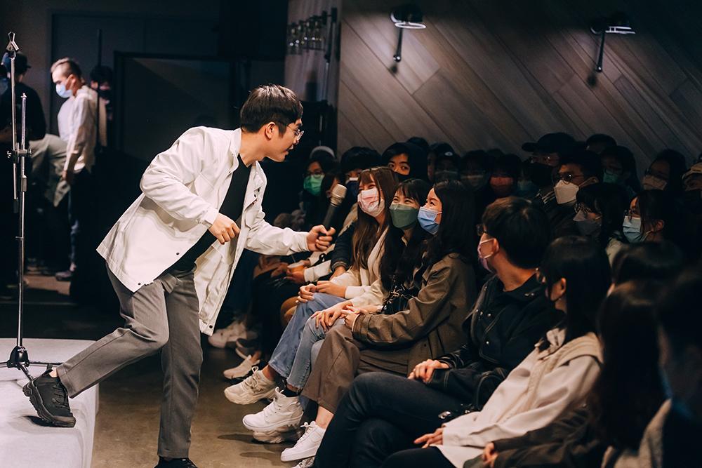 表演場地位於新潮餐酒館「鸚鵡螺」2樓，有Open Mic舞臺也有售票場，讓素人以及有表演經驗的演員都有機會盡情發揮。(圖片提供/喜劇開港)