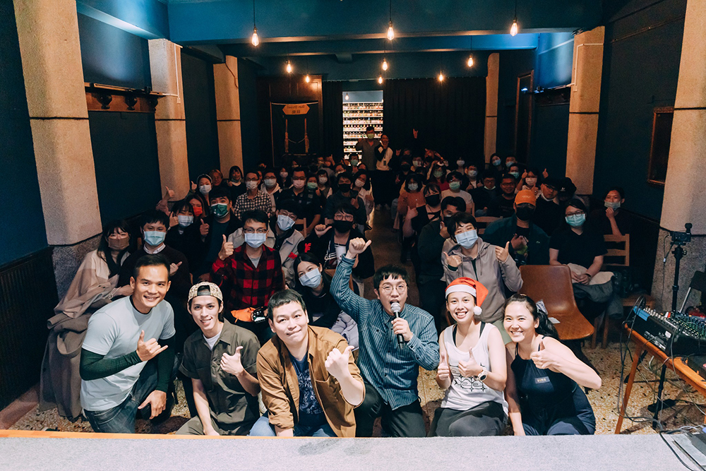 每週五晚間的Open Mic時間，開放素人上臺練習表演，不僅能測試「新梗」，也是了解觀眾笑點的契機。(圖片提供/喜劇開港)