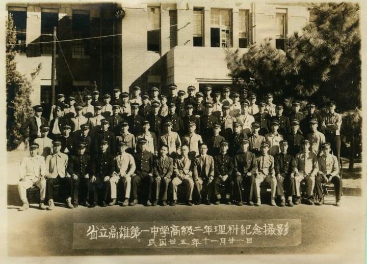 從日治時期創校至今，雄中作育無數英才，包括高雄市長陳其邁、歌手羅大佑、桌球選手莊智淵、球后戴資穎等都是傑出校友。（圖為民國35年省立高中時期畢業照）(圖片提供/高雄中學)