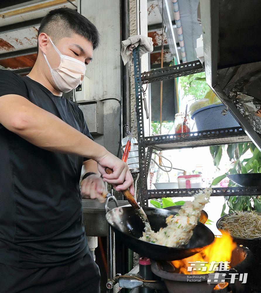 爐台前年輕二代老闆身手矯健俐落，三兩下就盛上香噴噴、粒粒分明的蝦仁炒飯。(攝影/Carter)