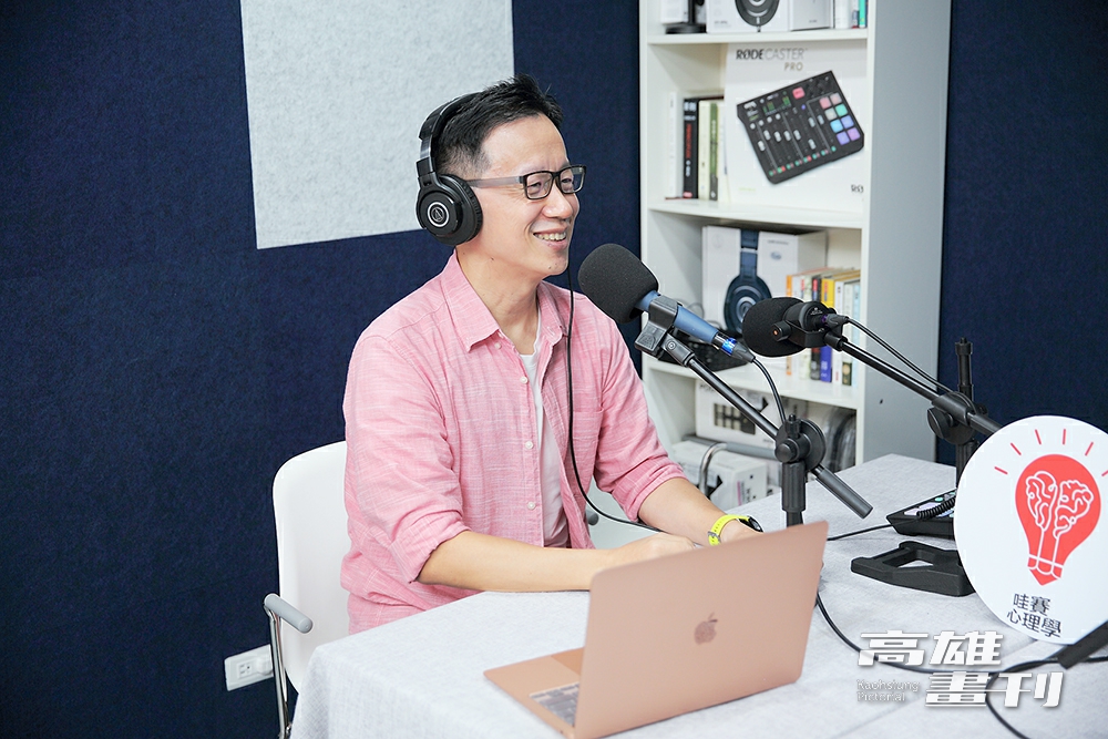 《哇賽心理學》創辦人蔡宇哲現為高雄醫學大學心理學系兼任助理教授，抱持推廣心理學的熱忱，發展自媒體品牌。(攝影/Carter)