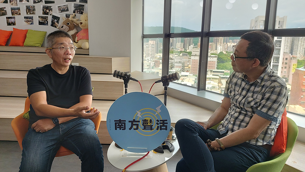 《南方聲活》主持人杜韋(右)，為《聲聲不息》Podcast聲媒育成研習營講師之一，他認為Podcast是透過聲音跟世界交朋友的工具！。(圖片提供/高雄市政府勞工局)