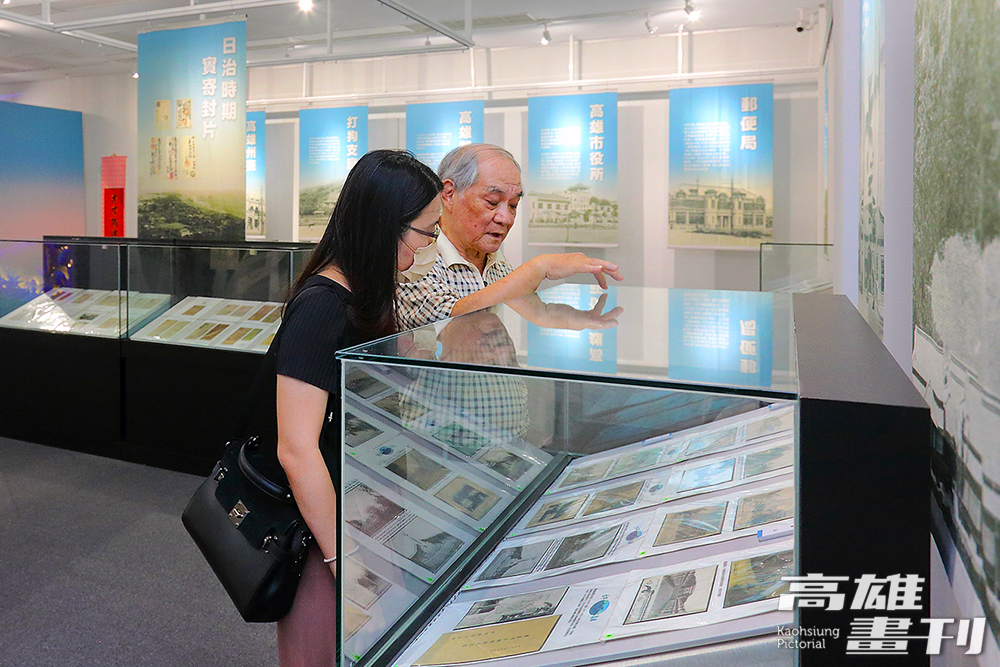 集郵家顏博政走在展區，指著每個收藏品、邊說著故事，他希望藉由這些郵品，讓更多人認識早期高雄發展史。(攝影/Carter)