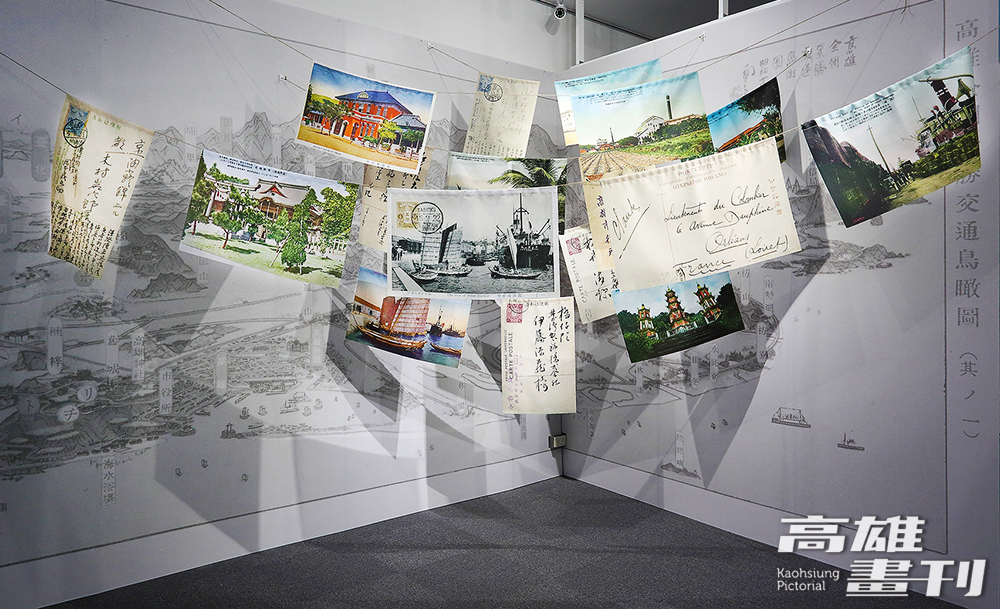 「古早ㄟ高雄-封片珍郵特展」展場設拍照區，民眾可與日治時期古早高雄印象合影留念。(攝影/Carter)