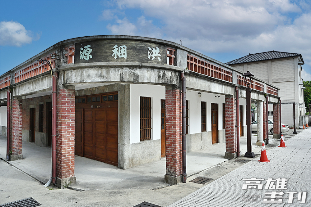 「洪稛源商號」為日治時期的原、漢物產交易所，臨街主屋為紅磚屋，後側的土埆磚屋則提供原住民來交易物品時的住宿場所。(攝影/Carter)