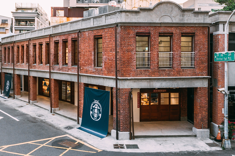 歷史建築「新濱町一丁目連棟紅磚街屋」1933年由楊家所建，為哈瑪星僅存少數昭和時期街屋。(圖片提供/高雄市政府文化局)