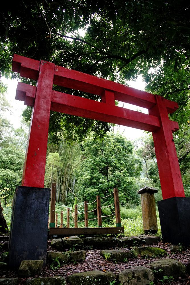 達卡努瓦部落的日本神社特別設置一座紅色鳥居。