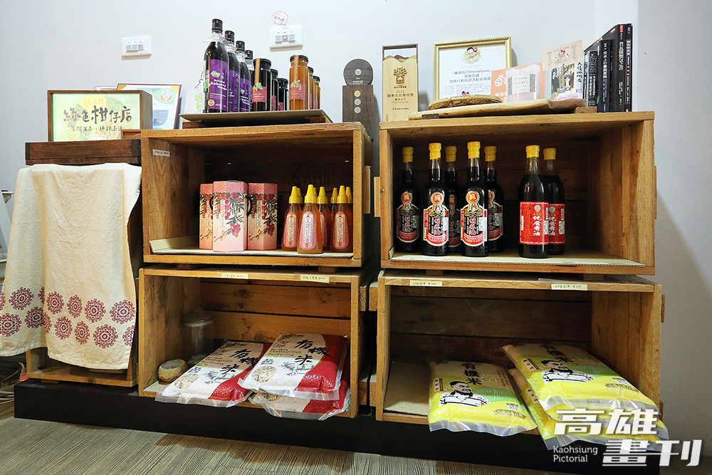 「馨窩良行Homelanie」隱身在一整排民宅間，小巧溫馨就像家庭廚房，角落的綠色柑仔店販售店內使用的綠色農產品，用完餐還能順手買回家。(攝影/Carter)