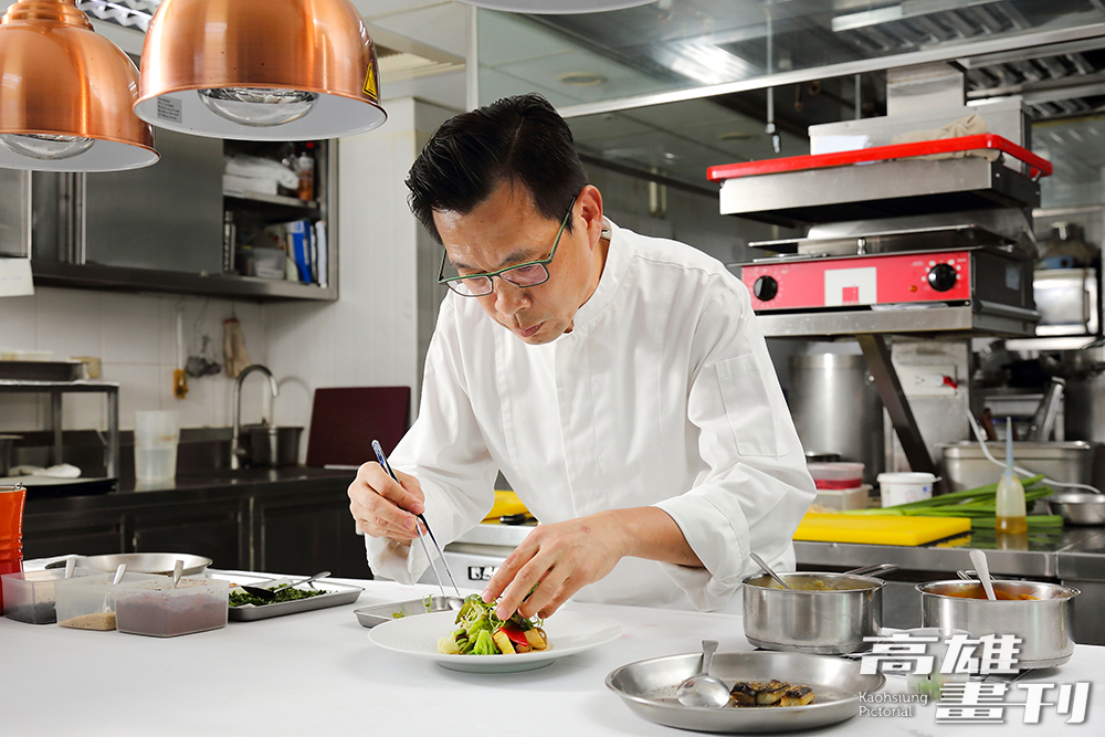 簡天才師傅挑選食材首重對土地友善的供應者，進而要求食材品質和食物運載里程。(攝影/Carter)