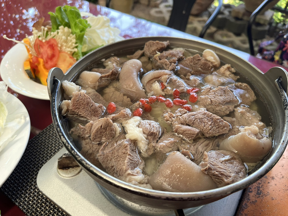 羅玉厚原本只想推廣自產自烘的龍眼咖啡，卻因為羊肉爐太受歡迎，咖啡反而成為配角，熟客們笑稱這裡是「被咖啡耽誤的羊肉爐」。(圖片提供/老三咖啡農場)