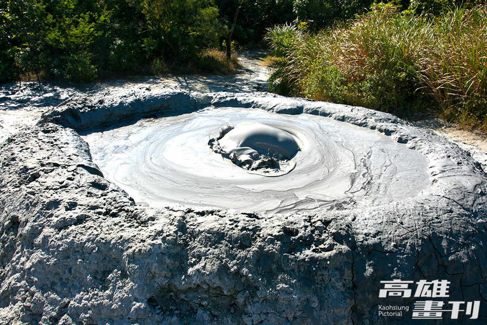 烏山頂泥火山由地底下的氣體，沿著旗山斷層造成的裂隙將泥漿推到地表，在地表形成一個像火山的泥火山。(攝影/李美玲)