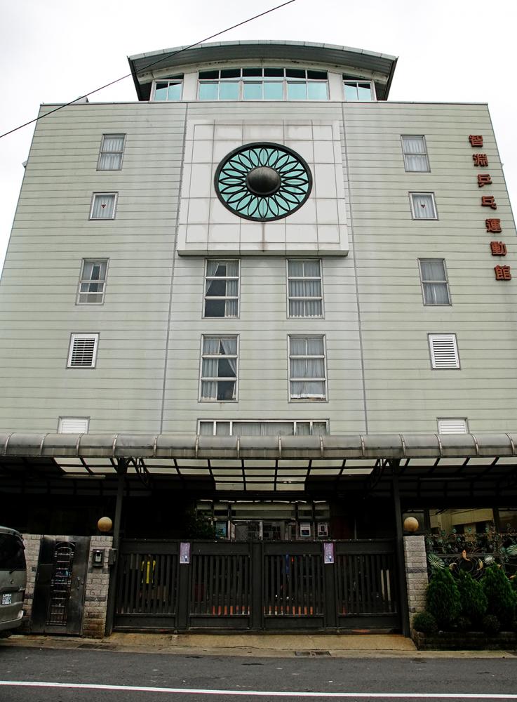 莊智淵在鼓山區購地興建智淵乒乓運動館，提攜後進，培育年輕國手。