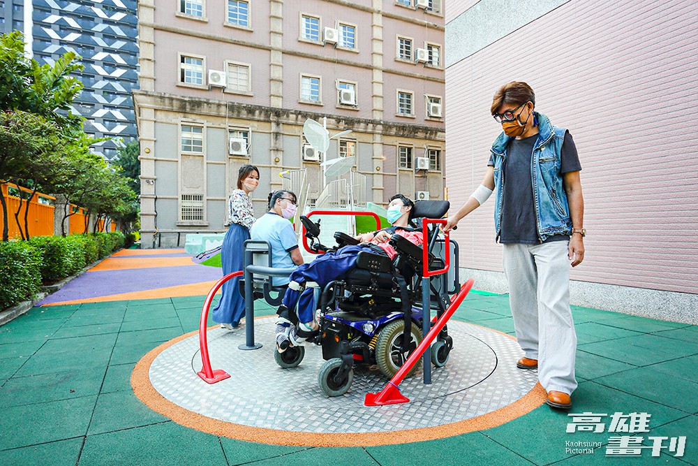 在高雄市第一座校園「共融式無障礙遊樂場」裡，最特別的遊具就屬從波蘭進口的「無障礙旋轉盤」，坐輪椅的孩子也能參與玩樂。(攝影/Carter)