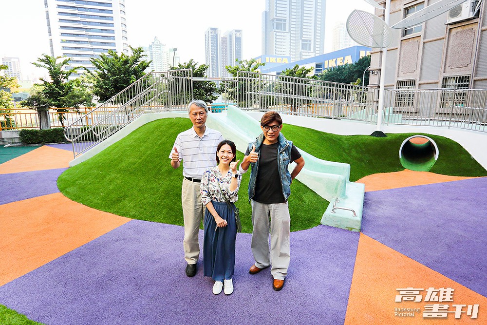 高雄市立成功特殊教育學校，成功打造高雄市第一座校園「共融式無障礙遊樂場」，參與計劃的校長蔡鴻文（右）、總務處鄭坤益主任（左）與計畫主要執筆教師張瑋珊（中）與有榮焉。(攝影/Carter)