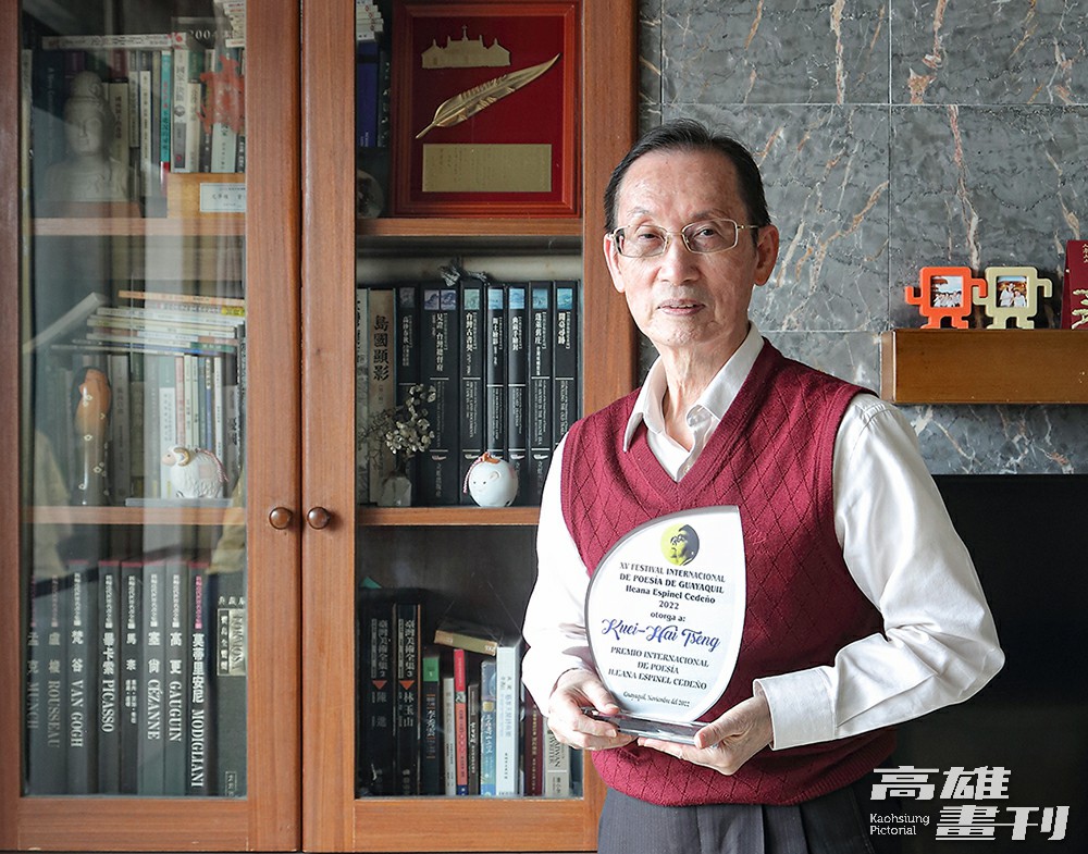 臺灣詩人曾貴海，今年榮獲「厄瓜多惠夜基國際詩歌節」第15屆國際詩人獎，該獎項首次授予亞洲詩人。(攝影/Carter)