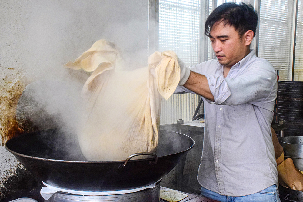 芝麻捻碎後經高溫蒸熟，「蒸胚程序」讓原料方便塑形。（圖片提供/大樹麻油行）