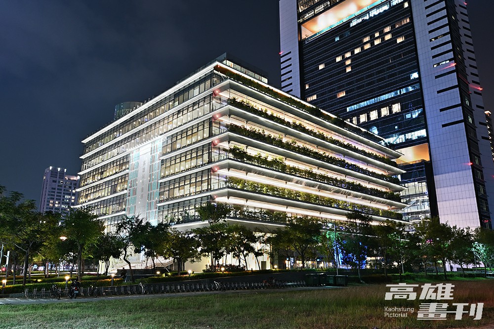 高市圖邀請設計師賴雨農所率領的十聿照明設計公司，進行總館頂樓燈光調整，以暖白色、低調、間接而高雅的燈光作為主要光源。(攝影/Carter)