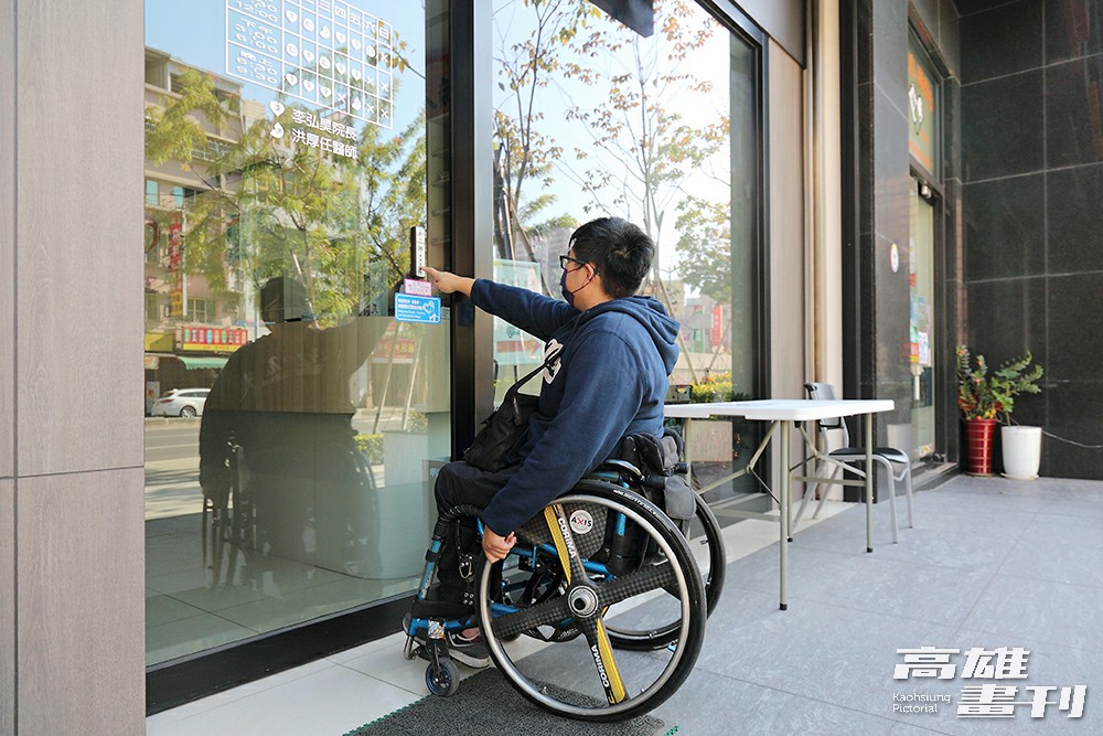 左營區好心腸診所增加移動式斜坡板、服務鈴等，讓行動不便者得以順利進入營業場所，或按鈴請求協助。(攝影/Carter)