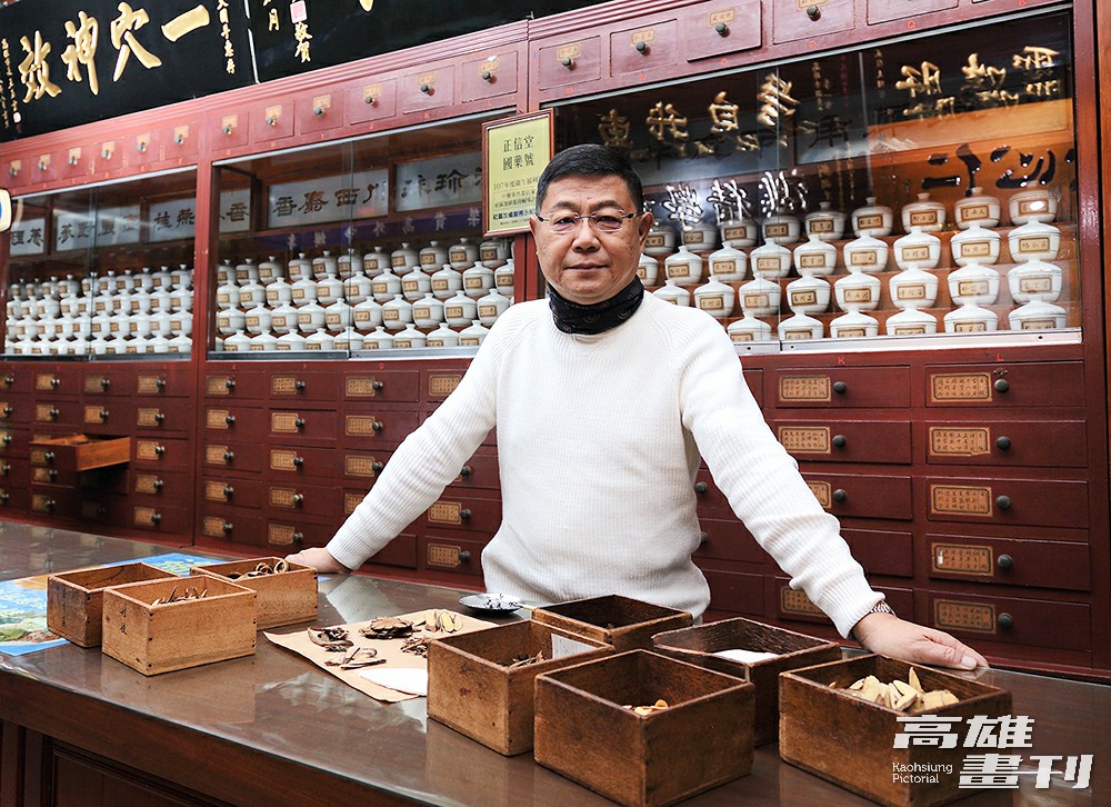 徐義源為清朝宮廷御醫徐麟書傳承下來的第六代，從小被要求記住百草櫃裡所有藥材。(攝影/Carter)