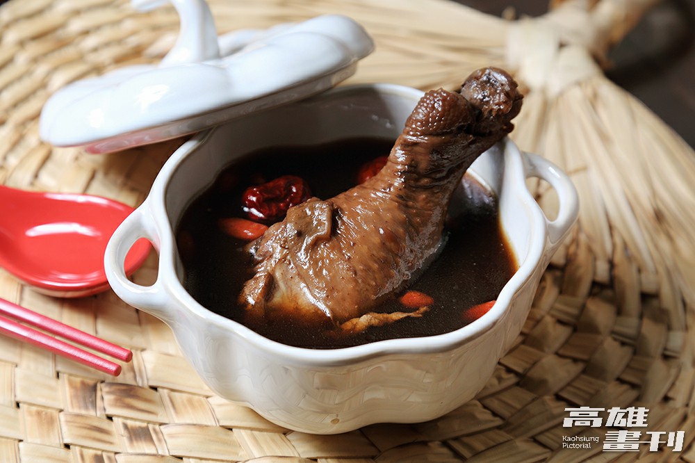 看準小家庭趨勢，正信堂推出藥膳雞湯即食包，將產品現代化、簡單化。(攝影/Carter)