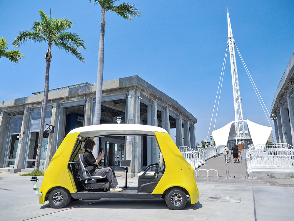 市府經發局與致力自駕車落地應用的勤崴國際、公共運輸業者港都客運合作，在設計展期間推出自駕接駁車。(圖片提供/勤崴國際)