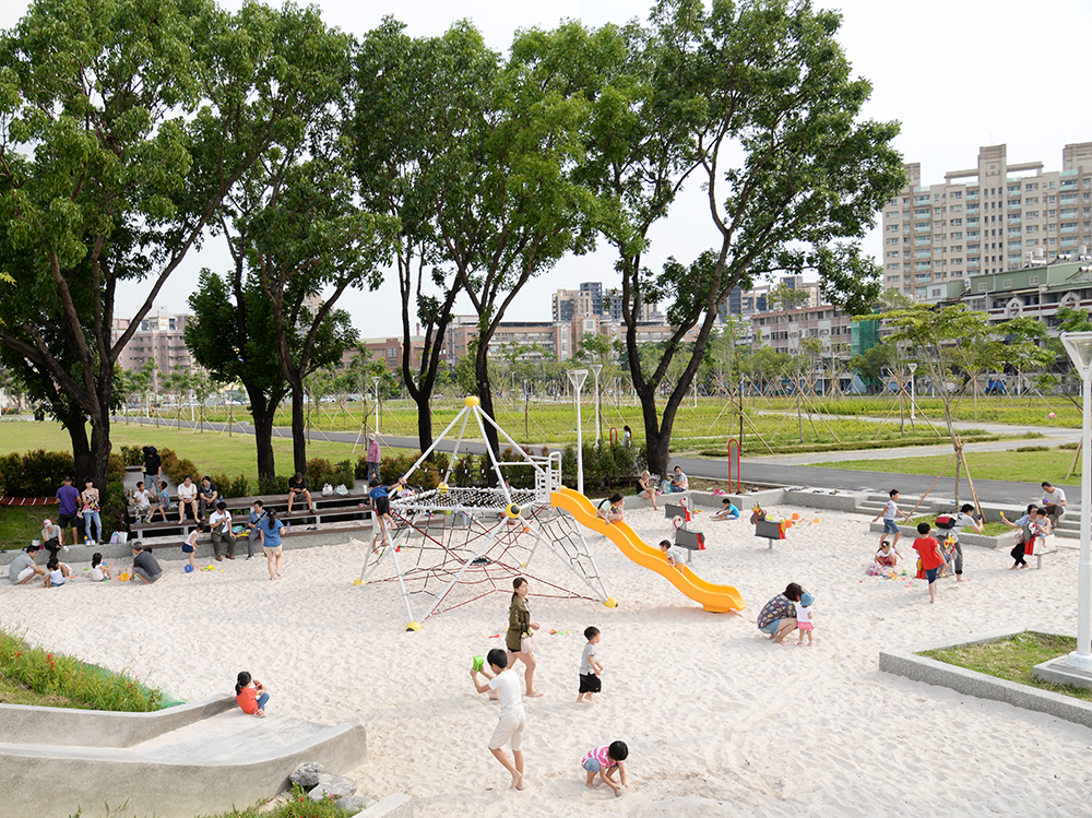小港森林公園綠地的兒童遊戲場。