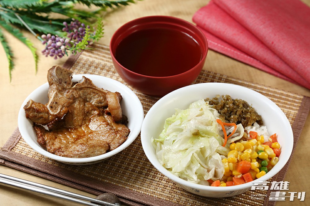 新百齡排骨大王邁向50年，招牌排骨、酸菜與柴魚湯是經典搭配，排骨以蔬果天然酵素醃製，酸菜經過水洗新鮮甘甜，從日本學回來的柴魚湯湯頭濃郁，米飯則選用壽司米等級。(攝影/Carter)