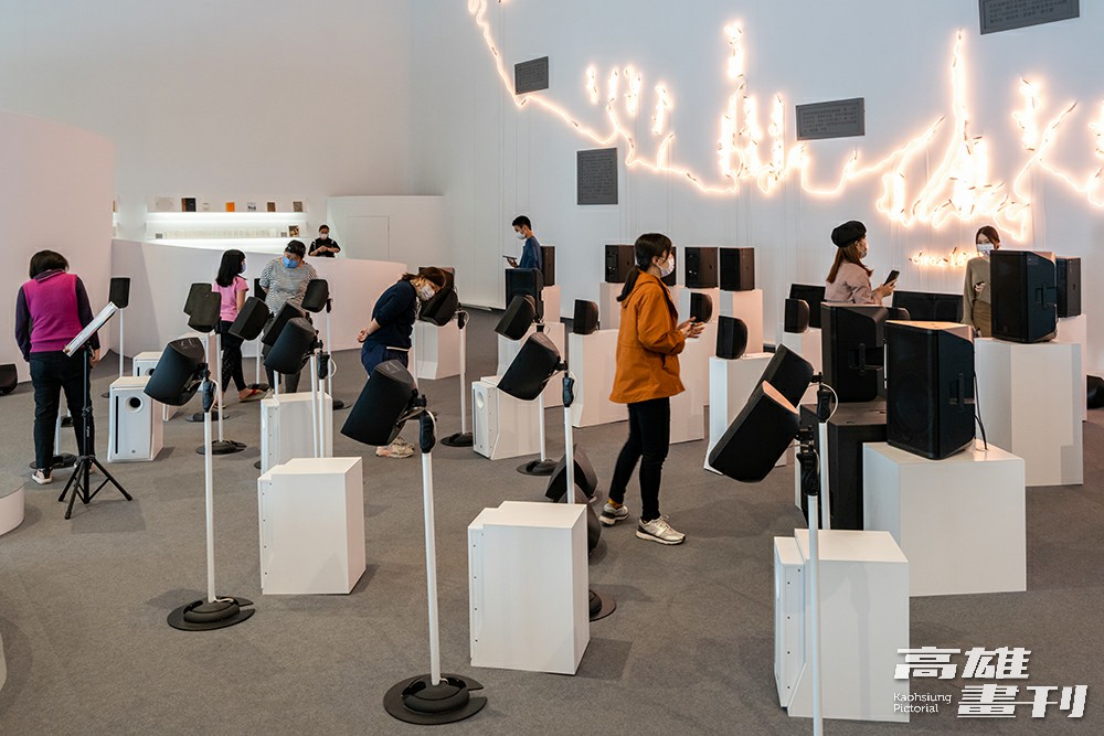 位於大門入口處的《LEARPRINT 內惟聲響實驗》定時響奏古典、台灣民謠等曲目，獨一無二的音場環境，體現了樂團的磅礡氣勢。(攝影/黃敬文)