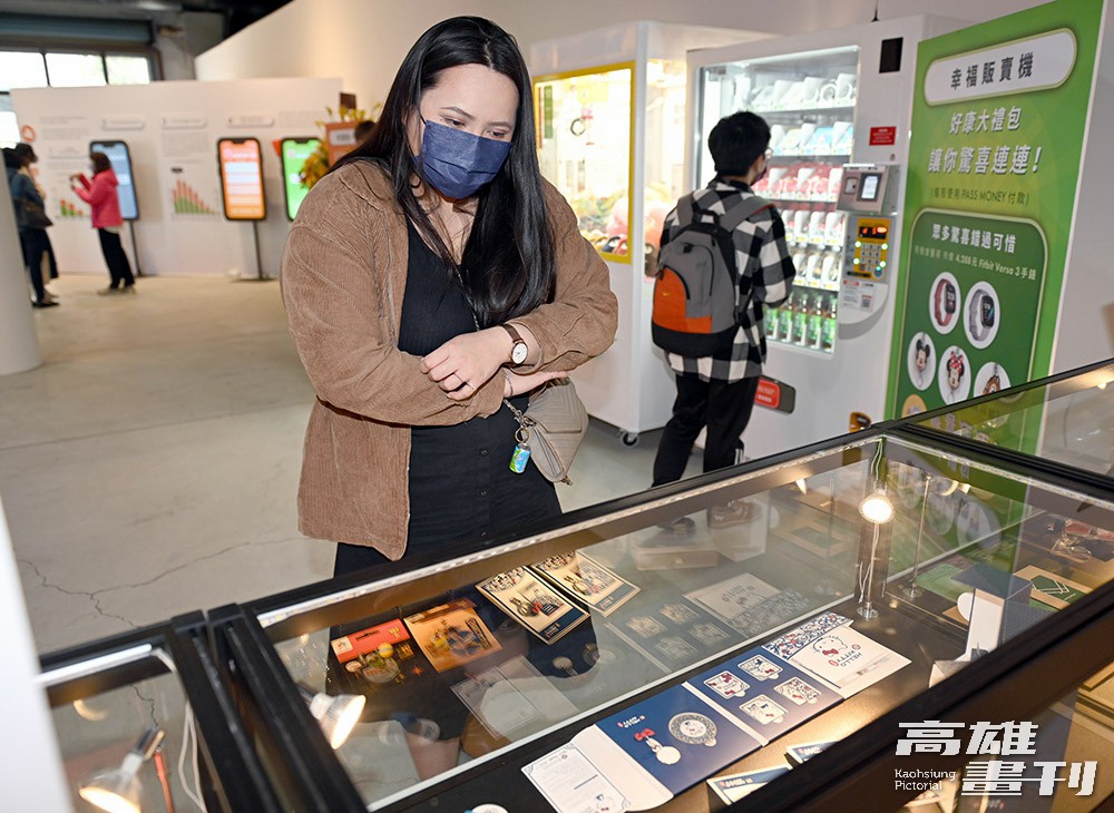 現場展售多款一卡通熱門新卡，吸引民眾駐足端詳。(攝影/高嘉澤)