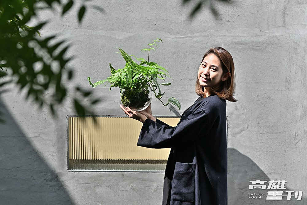 「植物對我來說不是工作或生意，而是生活的一部分」Dora對植物的愛表現在分享的熱忱上，她會細心了解顧客的居家光照環境，再給予適合的建議。(攝影/Carter)