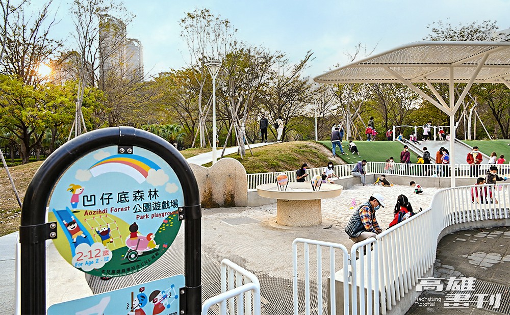 鼓山區凹子底森林公園以森林鳥巢為遊戲場設計主題，讓孩子們盡情爬上爬下。(攝影/Carter)