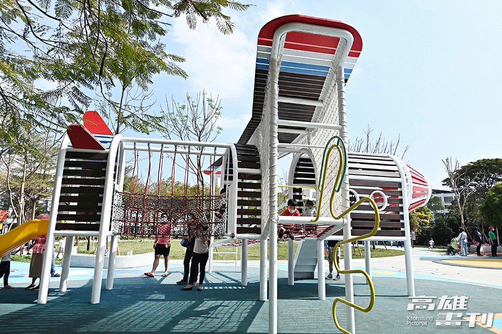 小港區漢民公園以飛機造型打造遊具，歡迎遊客化身飛行員遨翔天際。(攝影/Carter)