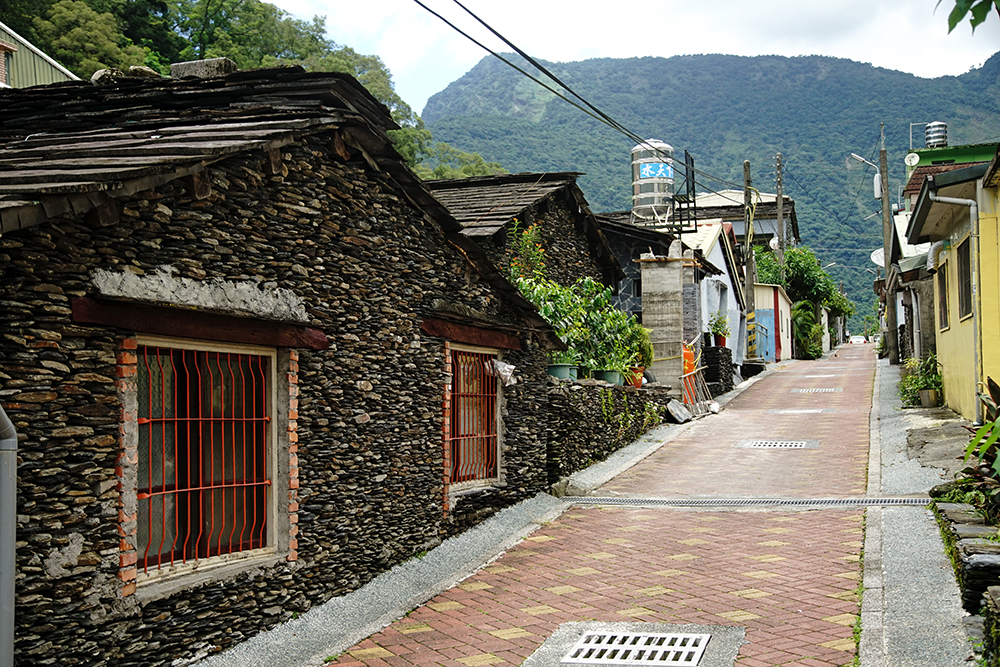 石板屋冬暖夏涼，是會呼吸的綠建築。